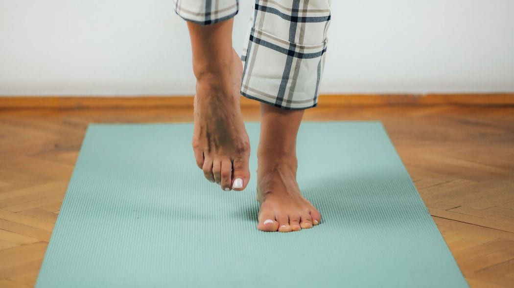 ｢片足で立つ｣だけで猫背の原因がわかる…マッサージと筋トレでは解消しない｢筋肉の秘境｣をゆるめる方法 ここが鈍いと後ろ姿が老けたまま