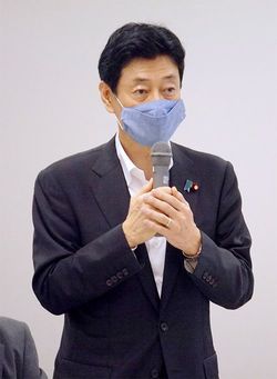 公明党の新型コロナウイルス感染症対策本部などの会議で、政府の専門家会議の廃止をめぐり陳謝する西村康稔経済再生担当相＝2020年7月1日、東京都千代田区の衆院第2議員会館