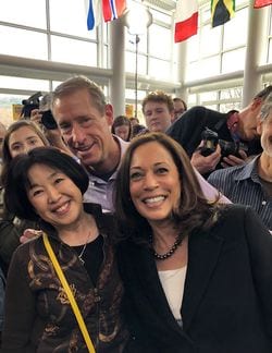 2019年5月の集会で、筆者夫妻と写真に納まるカマラ・ハリス(写真=筆者提供)