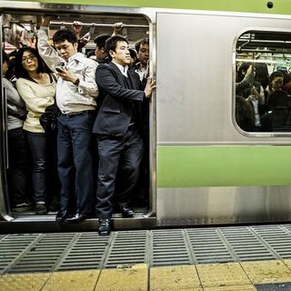 満員電車は仕方ない と受け容れる人の異常さ 現状の肯定は 思考停止 にすぎない President Online プレジデントオンライン