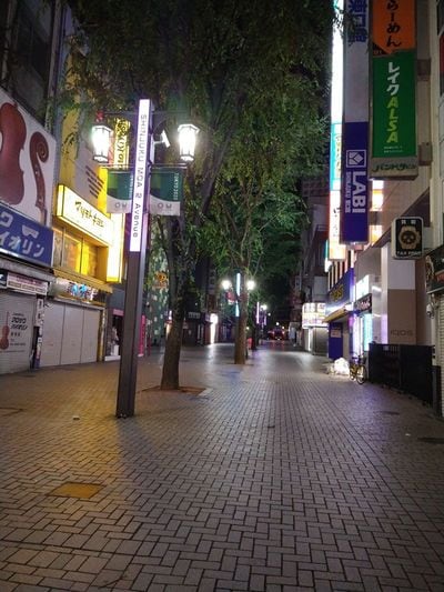 新宿駅と靖国通りの間には誰もいない