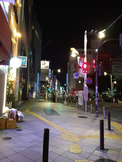 新宿通りアルタ前、タクシー以外人はいない