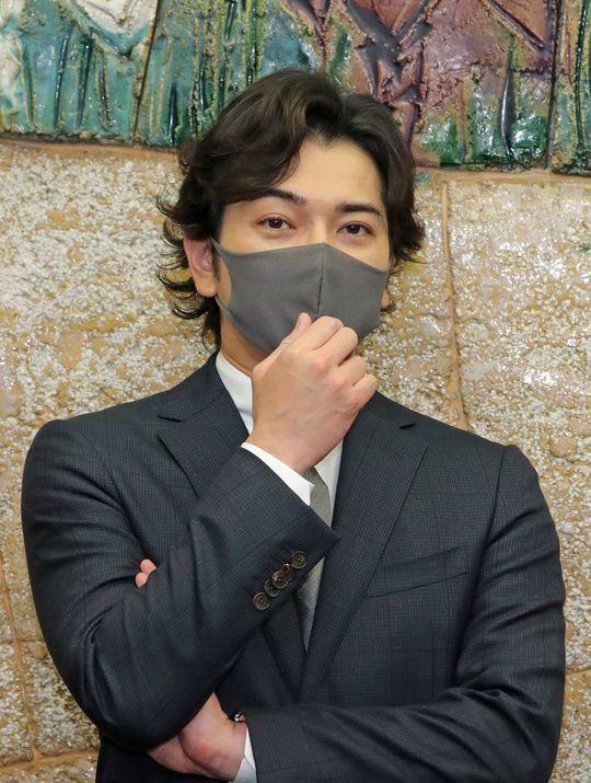 愛知県大河ドラマ「どうする家康」観光推進協議会を訪れた後、取材に応じるNHKの同大河ドラマで主演を務める松本潤さん＝2022年4月15日、名古屋市中区