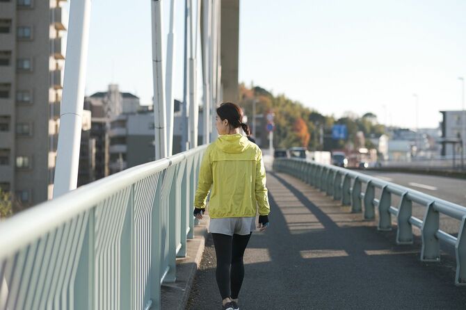 街を走る若い女性