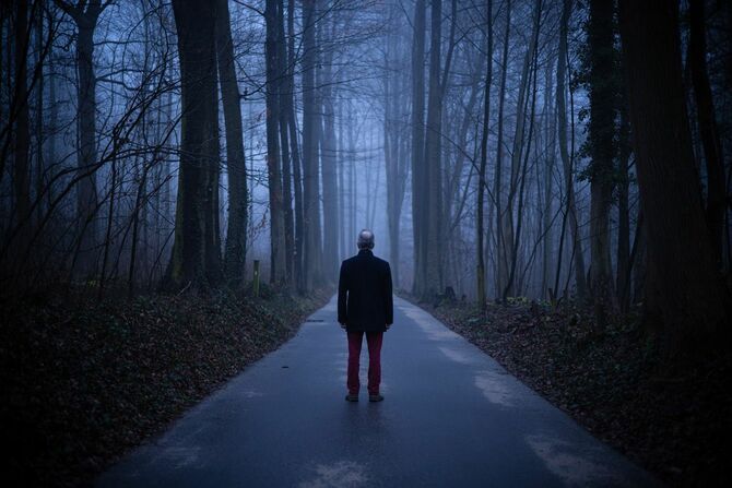 霧の森のなかで一人の中年男性