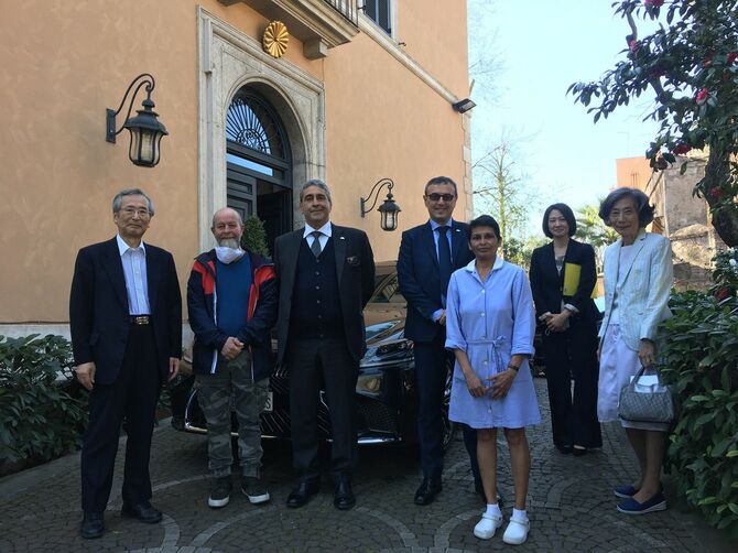 在バチカン日本大使公邸のスタッフとともに。左端が筆者。『バチカン大使日記』より