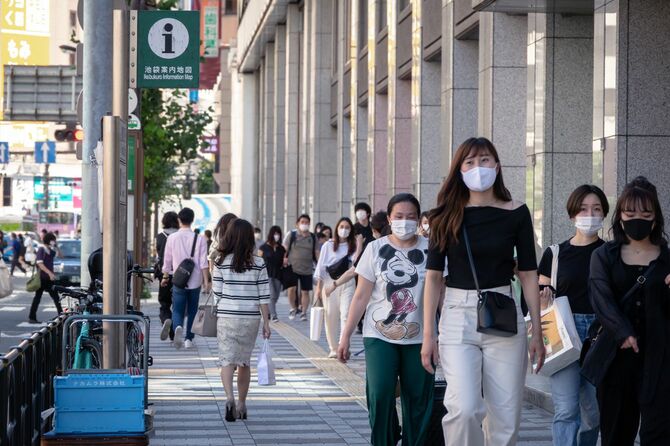 2020年6月10日、昼下がりの池袋をマスク着用で歩く人々