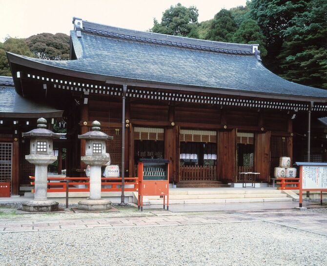 京都霊山護国神社（本殿）（＝2003年10月、京都府京都市）