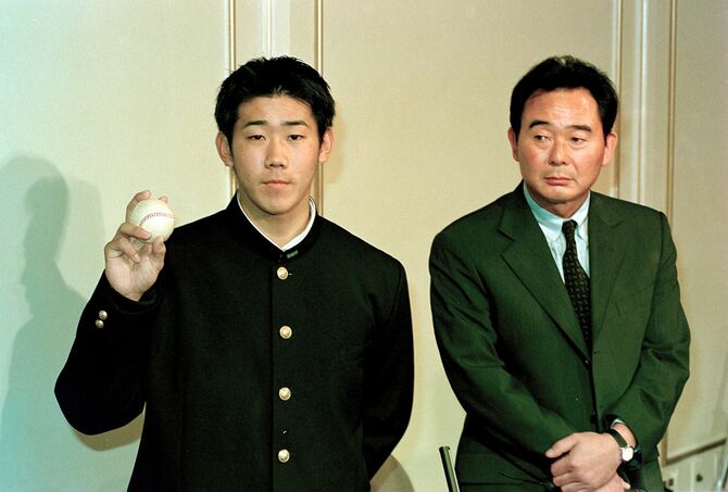 西武との交渉を終え東尾修監督（右）からプレゼントされたボールを手にする松坂大輔投手＝1998年12月9日