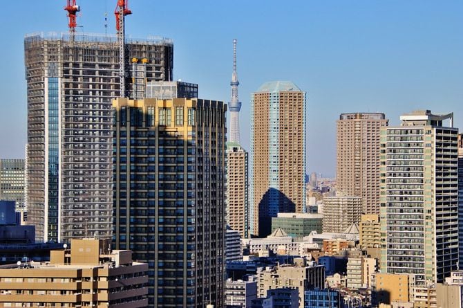 奥にスカイツリーが見える高層マンション群