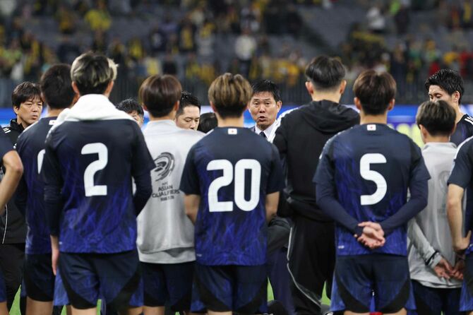 オーストラリアに敗れ、試合後に選手に声を掛ける森保一監督（中央)、背番号5番が佐野海舟選手