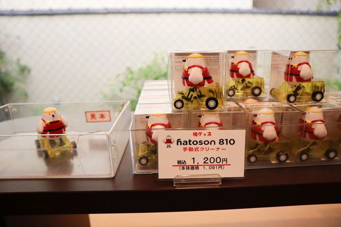 オリジナルキャラクター「鳩兵衛」が歩いて掃除する、卓上クリーナー