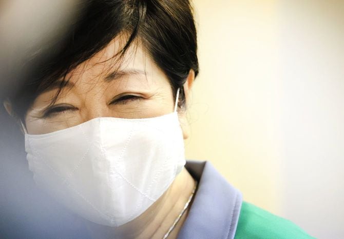 記者会見で笑顔を見せる東京都の小池百合子知事=2020年7月22日、都庁