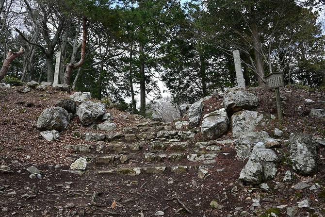 黒金門。秀吉の破城で崩された巨石が転がる。