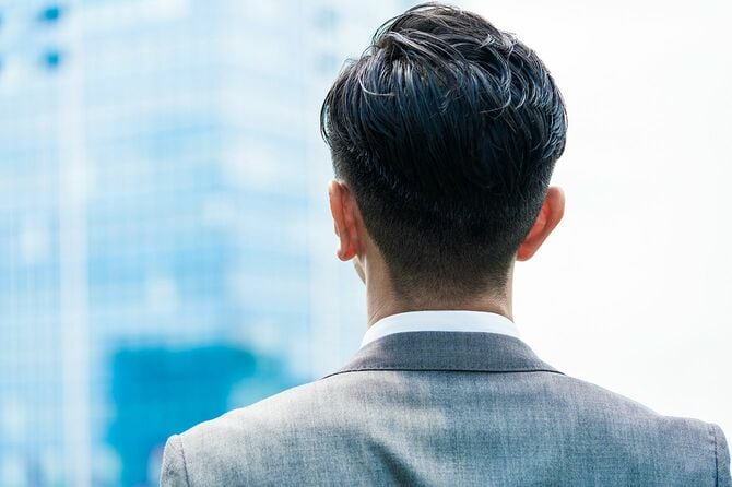 屋外に立つビジネスマン