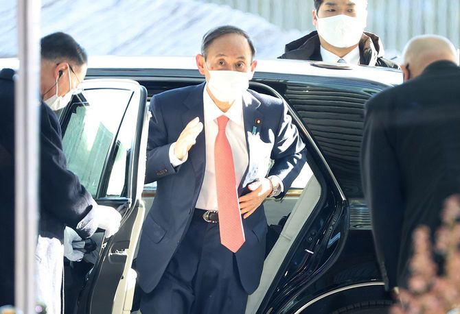 首相官邸に入る菅義偉首相