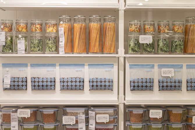 画像中央のフリーザーバッグが「イースタード」。さまざまな柄が販売されている