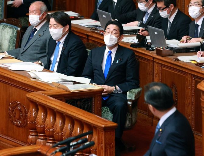 参院本会議で立憲民主党の水岡俊一氏(右端)の代表質問を聞く岸田文雄首相(同2人目)=2023年1月26日、国会内