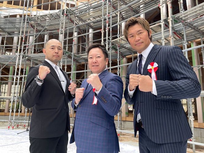 小比類巻道場木頭支部を支える3人。左から平川支部長、藤田社長、小比類巻元世界王者
