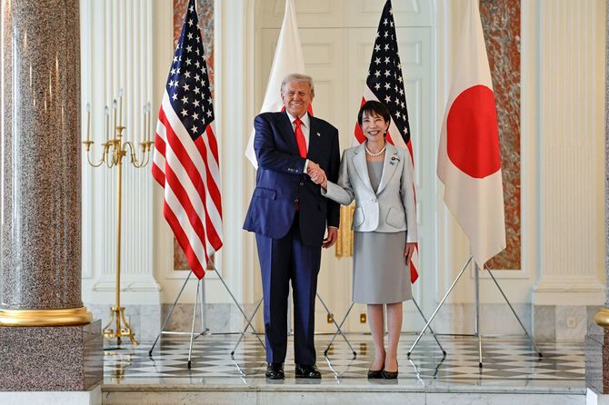 2025年10月28日、日本の東京にある迎賓館赤坂離宮にて、日本の高市早苗首相に出迎えられたドナルド・トランプ大統領
