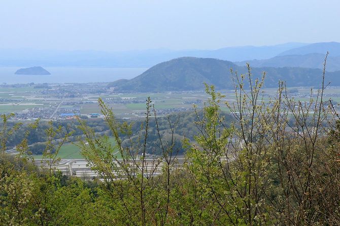 小谷城から西の眺望。手前の丘が虎御前山城、奥の山が山本山城。左奥は琵琶湖に浮かぶ竹生島