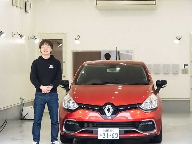 ホワイトシードの村上篤社長。隣にあるのは新車ではなく、8年以上乗り続けているクルマ。徹底した手入れが輝きを放っている