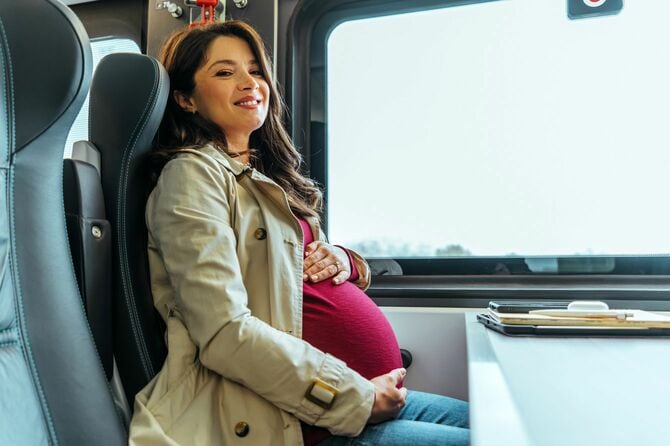 通勤中にお腹に触れる妊婦