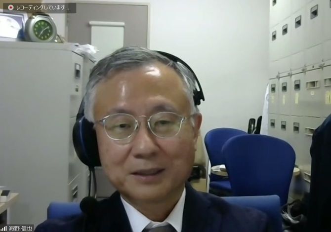 北里大学の海野信也教授。取材はビデオ会議システムを使って行なった