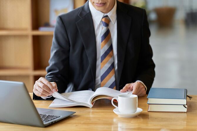 勉強のためにカフェで読書をするビジネスマン