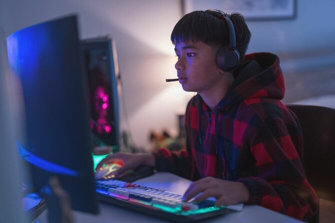 ビデオゲームに夢中になっている子供
