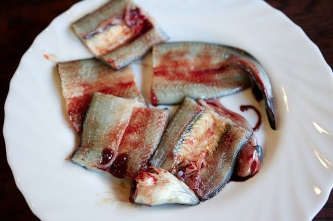 さばいたウナギ。皿にのせた状態で客に提供する