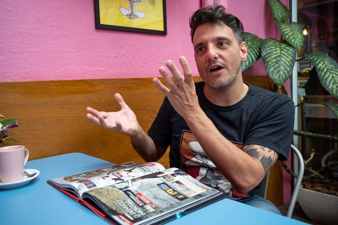 日本製特撮ヒーローの魅力について熱弁するヒカルド・クルーズさん