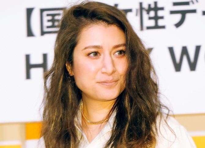 国連が定める「国際女性デー」の2021年3月8日、「HAPPY WOMAN AWARD 2021 for SDGs」の表彰式に出席したタレントのマリエさん。持続可能な社会づくりに貢献するとともに生き生きと輝き、さらなる活躍が期待できる女性として表彰された