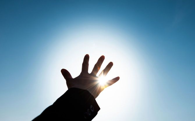 太陽に向けて伸ばした手