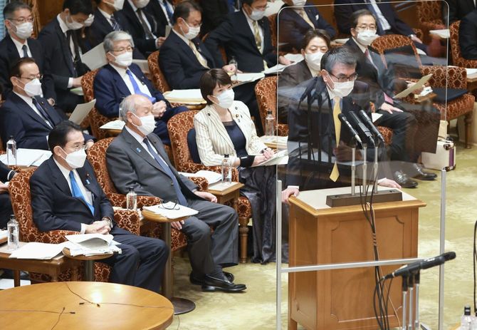 参院予算委員会で答弁する河野太郎デジタル相（右手前）。左端は岸田文雄首相＝2022年10月20日、国会内