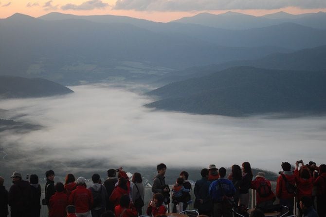 幻想的な雲の海　滞在型リゾート施設「星野リゾート　トマム」の雲海テラスからの眺望＝北海道占冠村（2012年09月22日）