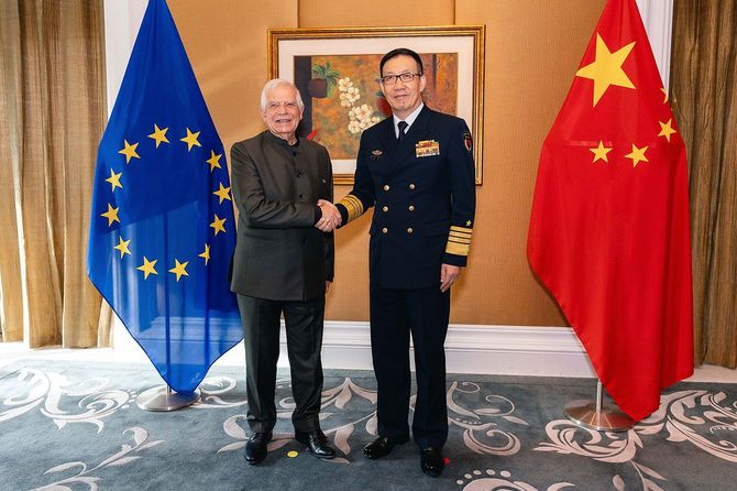 中国の董軍国防相（右）