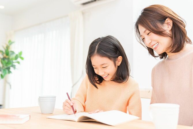 勉強する親と娘