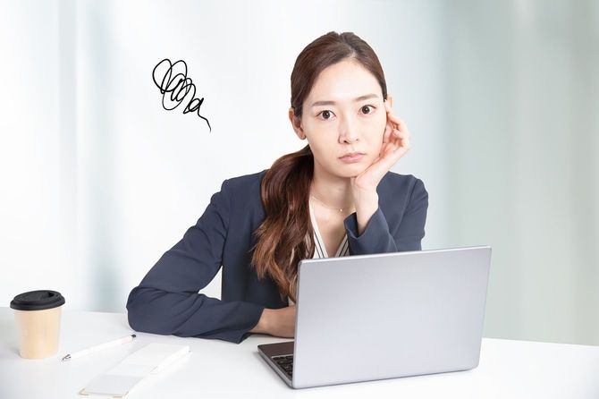 仕事中、イラついたようにこちらを見ている女性