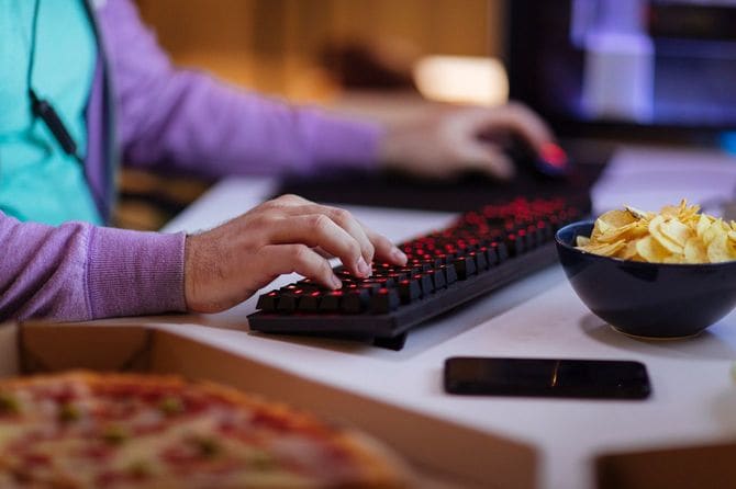 パソコンを操作する男性