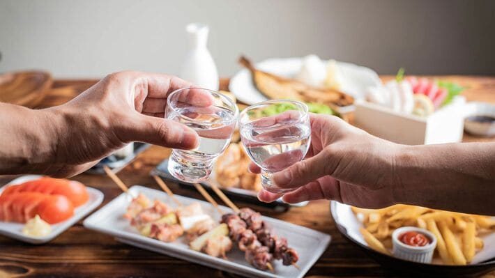 日本酒で乾杯をする人