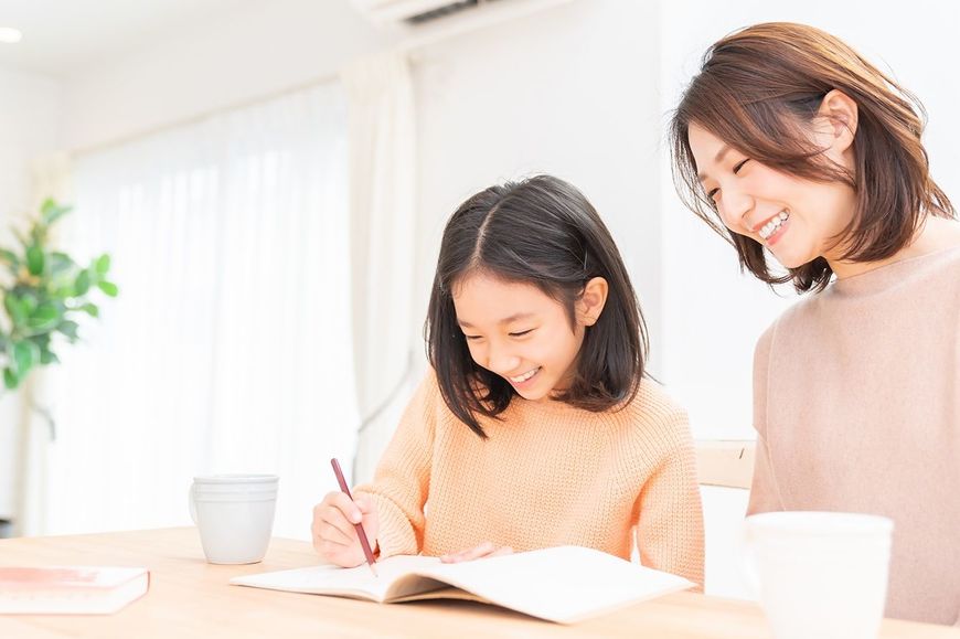勉強する親と娘