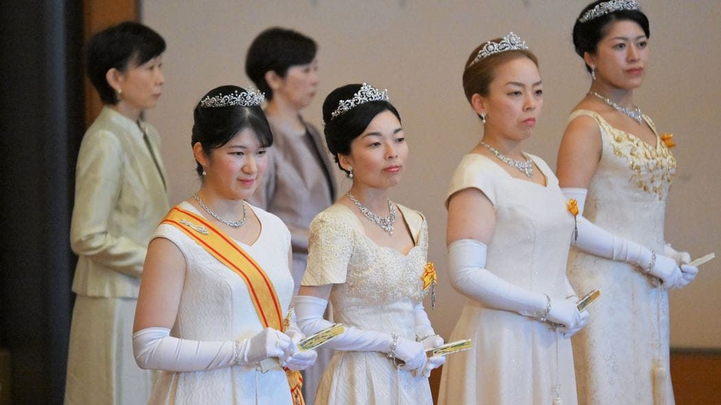 ｢たった1人だけ『自分用』でないものを着けていた…｣愛子さまの頭上に見えた"借り物のティアラ"の輝き 今年の新年祝賀の儀で女性皇族方は4年ぶりにティアラを着用