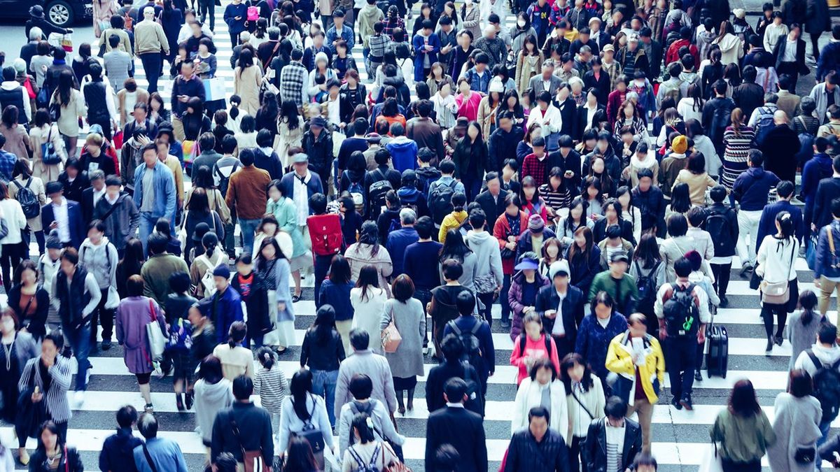 横断歩道を渡る人々