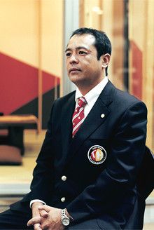 <strong>井野博文</strong>●多摩ニュータウン支店副支店長。1961年、熊本県生まれ。79年熊本商業高校卒業。京都や大阪の割烹で料理の修業を積んだ後、帰郷。家業の仕出し店での料理人、レストランマネジャー、住宅販売などを経て、兄の事業を手伝う。2003年タマホーム入社。07年より現職。