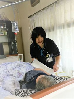 看護師の小畑雅子さんが訪問看護をしている様子。