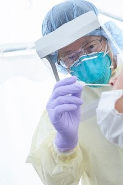 千酌浩樹（ちくみ・ひろき）／鳥取大学医学部医学科卒業後、鳥取大学医学部附属病院に入職。米国国立衛生研究所留学などを経て、2014年より感染制御部 部長。その他にも高次感染症センター長、感染症内科科長、病院長特別補佐（患者サービス担当）を兼任。