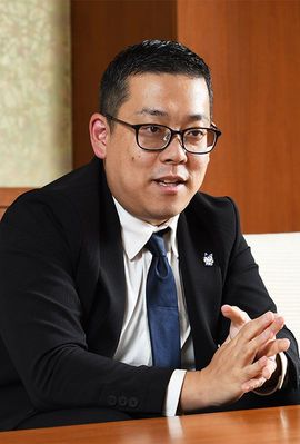 株式会社 太田胃散 代表取締役社長 太田淳之（おおた・あつゆき） 1983年生まれ。研究開発部のグループマネージャーや常務取締役業務推進部長などを経て、代表取締役副社長および代表執行役員を務め、2021年10月1日より現職。