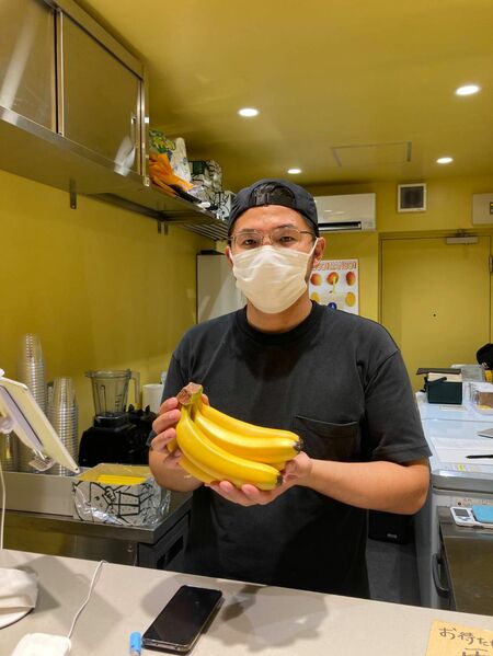 バナナスタンドの社長、黒田康介さん（29歳）。大手証券会社を辞めて、飲食店を起業。