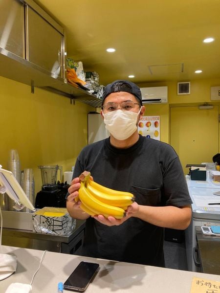 バナナスタンドの社長、黒田康介さん（29歳）。大手証券会社を辞めて、飲食店を起業。